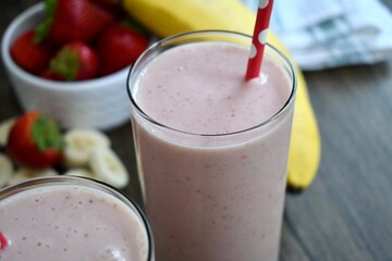 strawberry smoothie with banana