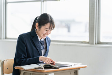 学校・塾でタブレットPCを使って英語を勉強する高校生（ICT教育・オンライン学習）
