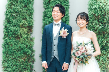 式場の庭で結婚式の前撮りをする新郎新婦（フォトウェディング）
