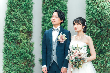 式場の庭で結婚式の前撮りをする新郎新婦（フォトウェディング）
