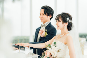 結婚式で聖書に手を重ねて宣誓・誓う新郎新婦
