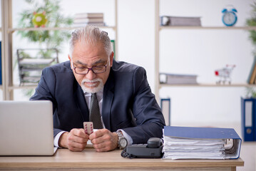 Old male employee feeling bad at workplace