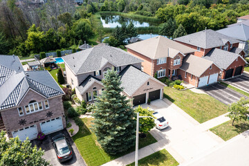 Fototapeta na wymiar Discover the power of aerial imagery with our high-quality drone photos capturing stunning views of real estate houses in thriving Barrie, Ontario. 