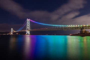 レインボーでライトアップの明石海峡大橋