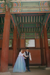 Obraz na płótnie Canvas Tourist couple wearing a traditional korean hanbok at the Changgyeonggung Palace, Seoul, South Korea.