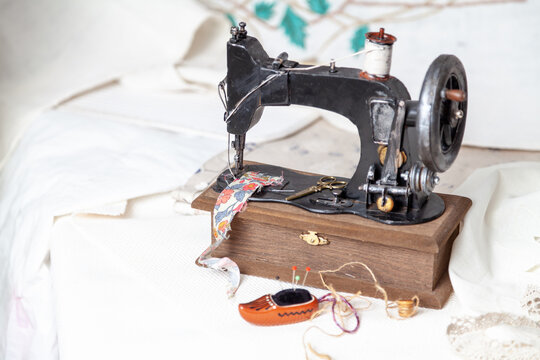 Hand sewing machine and sewing accessories..