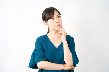 考える女性　白背景