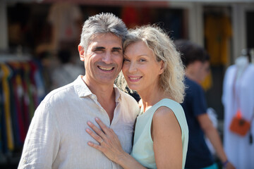 Naklejka premium tourist couple on city break vacation souvenir