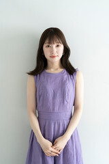 爽やかなワンピースの女性