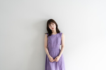 爽やかなワンピースの女性