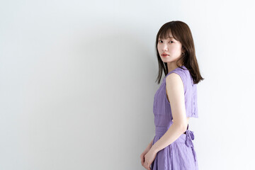 爽やかなワンピースの女性