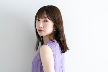 爽やかなワンピースの女性
