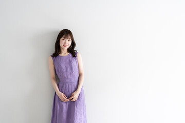 爽やかなワンピースの女性