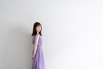 爽やかなワンピースの女性