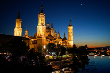 Fototapeta na wymiar Basilica del Pilar and night in Zaragoza