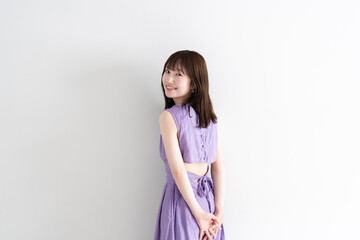爽やかなワンピースの女性