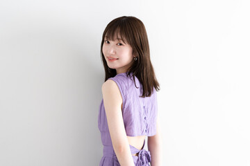 爽やかなワンピースの女性