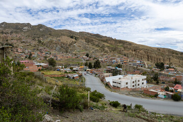 Obraz premium Overland travels in Bolivia, South America: Exploring the mountainous outskirts of the highest-lying administrative capital in the world: La Paz