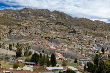 Obraz premium Overland travels in Bolivia, South America: Exploring the mountainous outskirts of the highest-lying administrative capital in the world: La Paz