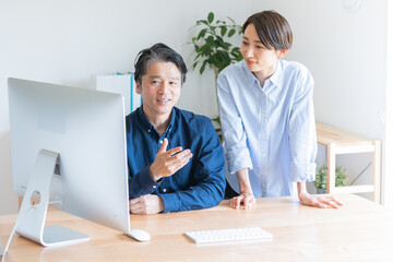 カジュアルな服装のビジネスマン男女
