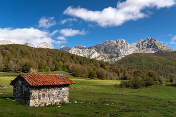 Fototapeta na wymiar Typical stone barn of Picos de Europa to spend the winter with the livestock in Vegabaño. Leon, Spain