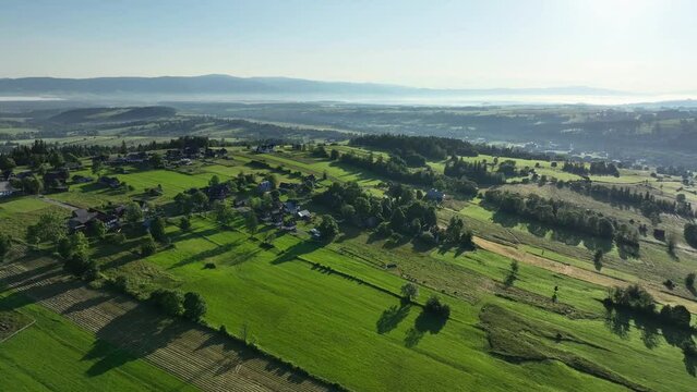 Widok g&oacute;r i dolin z lotu ptaka. Krajobraz g&oacute;rski. G&oacute;ry w porannym słońcu.