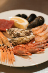 Crudite di mare crudo con cozze scampi crostacei tonno gamberi e limone