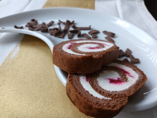 Schwarzwälder Kirsch-Sahnerolle auf einem Teller