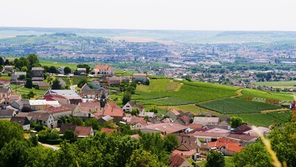 Vue sur le village de Champillon et la ville d'Epernay dans la Marne dans le vignoble champenois. France Europe © CHRISTINE