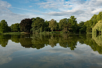 Seelandschaft mit Reflektionen i