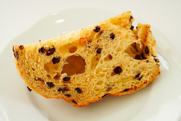 白背景のカットしたパネトーネ　イタリアのクリスマスケーキ