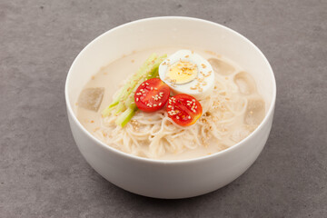 Noodles made by rolling in soybean soup. It is mainly eaten on ice in summer.