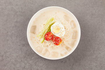 Noodles made by rolling in soybean soup. It is mainly eaten on ice in summer.