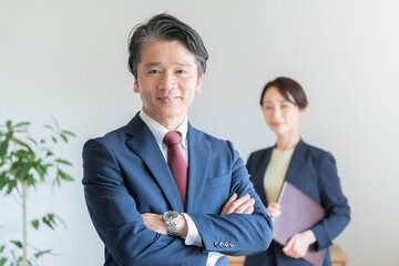 オフィスで働くビジネスマンたち