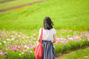 Fotobehang コスモス畑を歩く少女 © Sugar0723