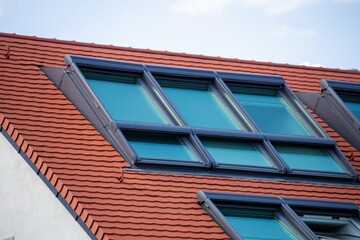 Neu gedecktes Ziegeldach mit großen Dachflächenfenstern