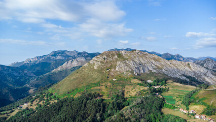 Fototapeta premium Entre montañas en ASTURIAS