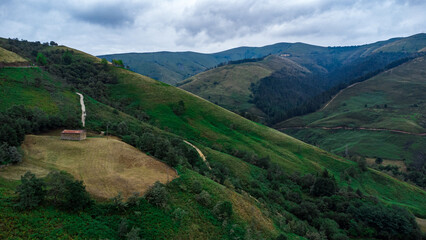 Fototapeta na wymiar Valles y montaña en Cantabria 
