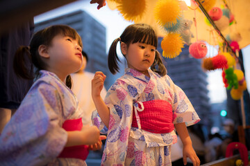 夏祭りで遊ぶ子供