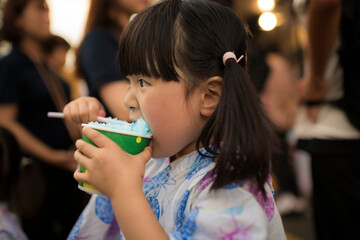 夏祭りで遊ぶ子供
