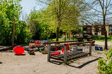 Ein Spielplatz mit vielseitigen Elementen