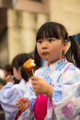 夏祭りで遊ぶ子供