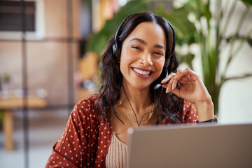 Portrait of smiling business woman with headset - 625565487
