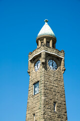 Fototapeta premium Turm an den St. Pauli-Landungsbrücken in Hamburg