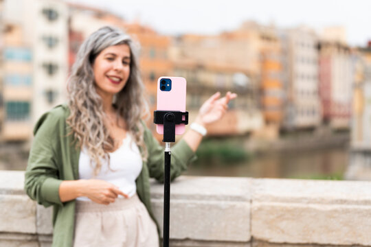 Influencer woman records herself talking about the city where she is located