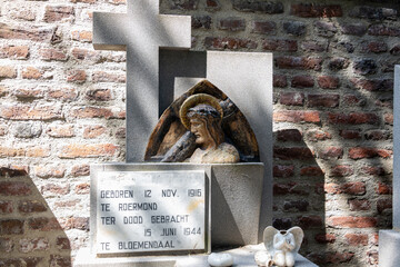 Jeus Abbild auf einem Grabstein auf einem alten Friedhof in Roermond