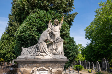 Monumentales Familiengrab auf einem alten Friedhof in Roermond