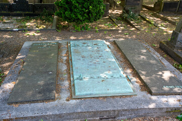 Unterirdisches Familiengrab mit einem Eisendeckel  auf einem alten Friedhof in Roermond