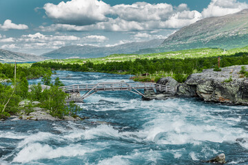Lachsfluss in Norwegen mit einer Holzbrücke - obrazy, fototapety, plakaty