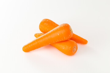 白背景い新鮮なニンジン